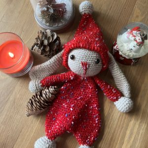 Doudou lapin avec chapeau